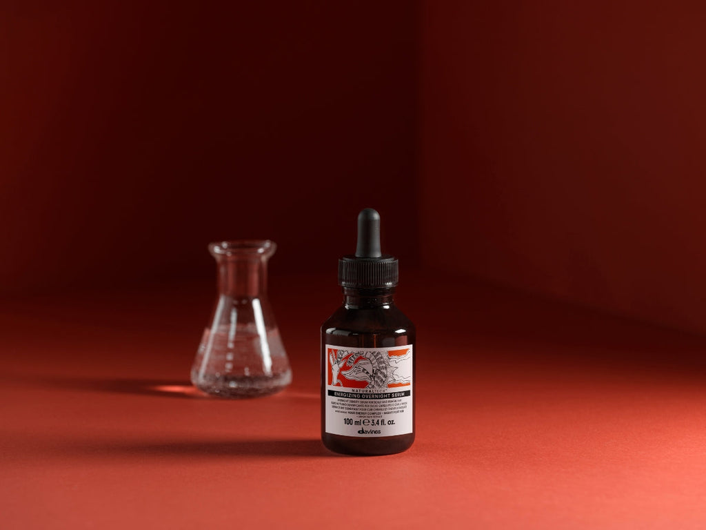 Sérum capillaire de nuit : bienfaits pour réparer et renforcer les cheveux