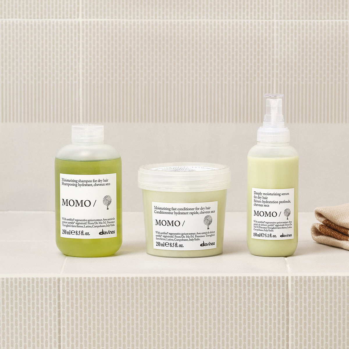 Davines France MOMO Shampoo - Ce shampoing hydratant pour cheveux secs nourrit intensément votre fibre capillaire grâce à l'extrait d'abricot Regenerative Organic Certified™, tout en révélant une douceur et une brillance exceptionnelles