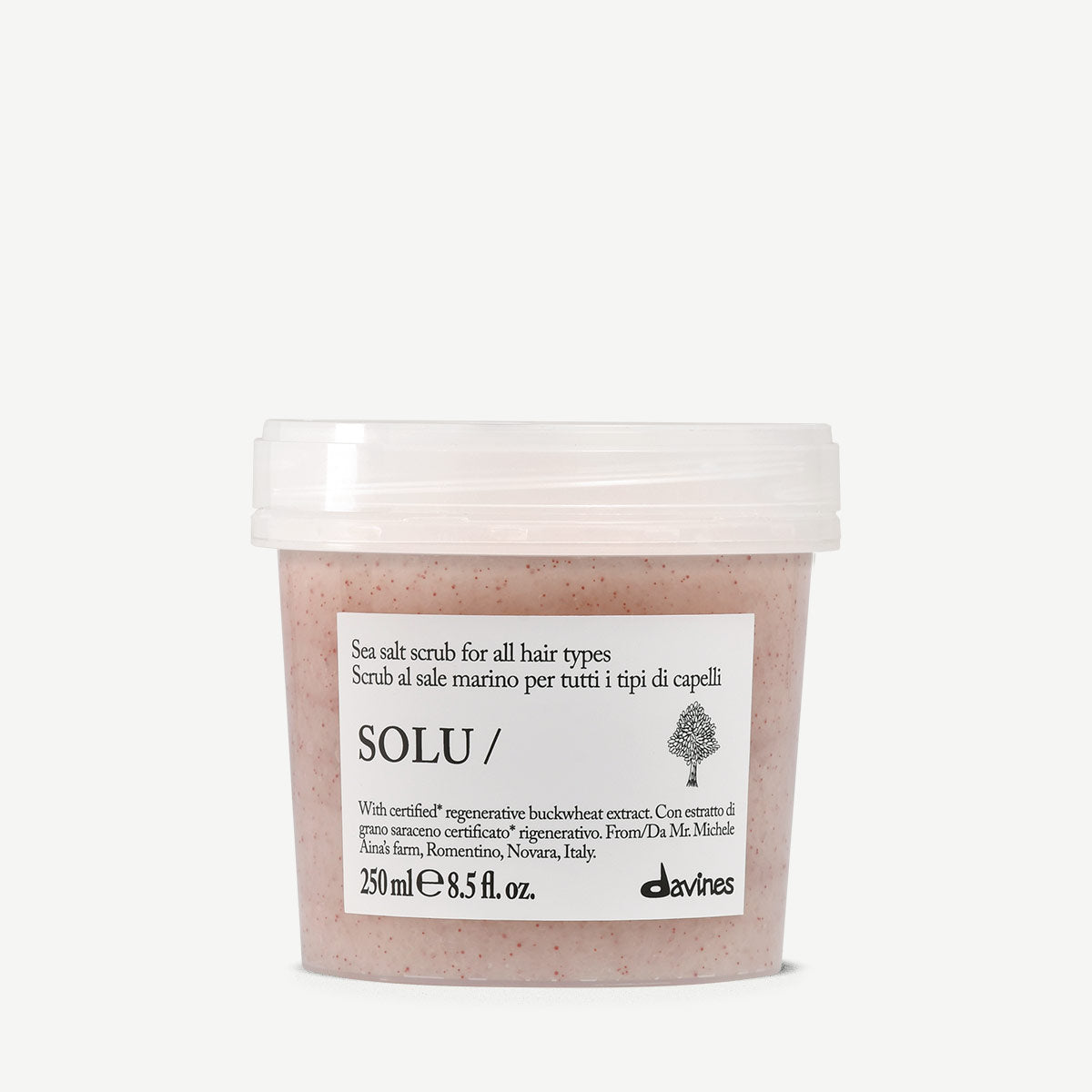 Davines France SOLU Sea Salt Scrub - Découvrez notre gommage pour le cuir chevelu au sel marin qui purifie en douceur, élimine les impuretés et revitalise intensément les racines