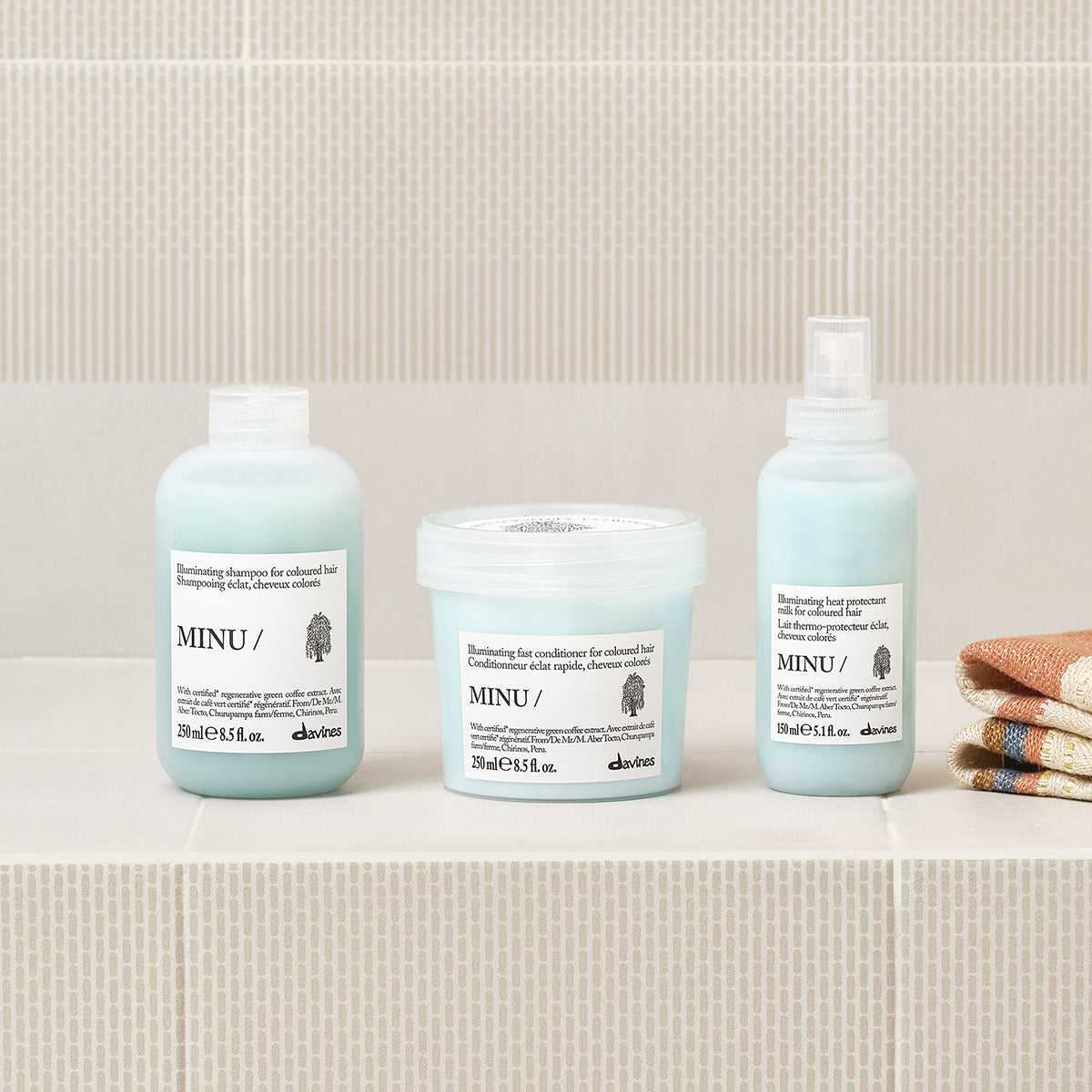 Davines France MINU Milk - Lait illuminateur et thermoprotecteur, ce soin pour cheveux colorés sublime l'éclat de la couleur tout en protégeant de la chaleur