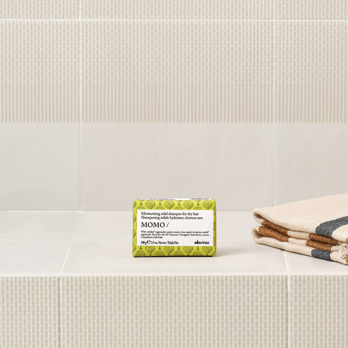 Davines France MOMO Solid Shampoo - Découvrez notre shampoing solide pour cheveux secs : une formule douce et nourrissante qui sublime vos longueurs tout en respectant la planète