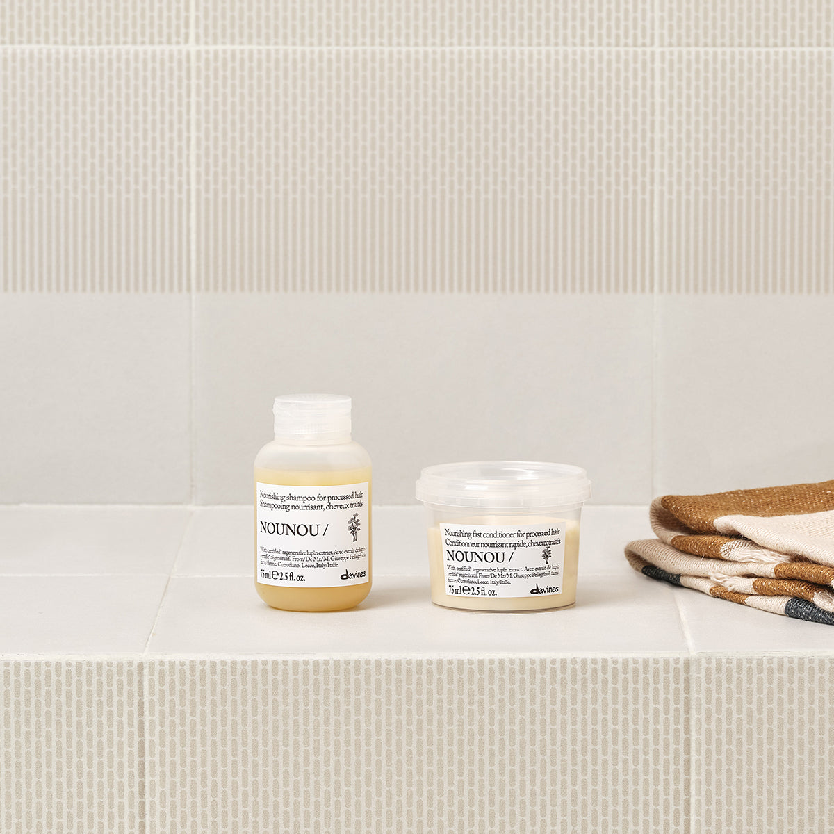 Davines France NOUNOU Conditioner - Cet après-shampoing pour cheveux secs nourrit intensément et démêle en douceur. Enrichi en extrait de lupin, il révèle une chevelure souple, brillante et délicatement parfumée
