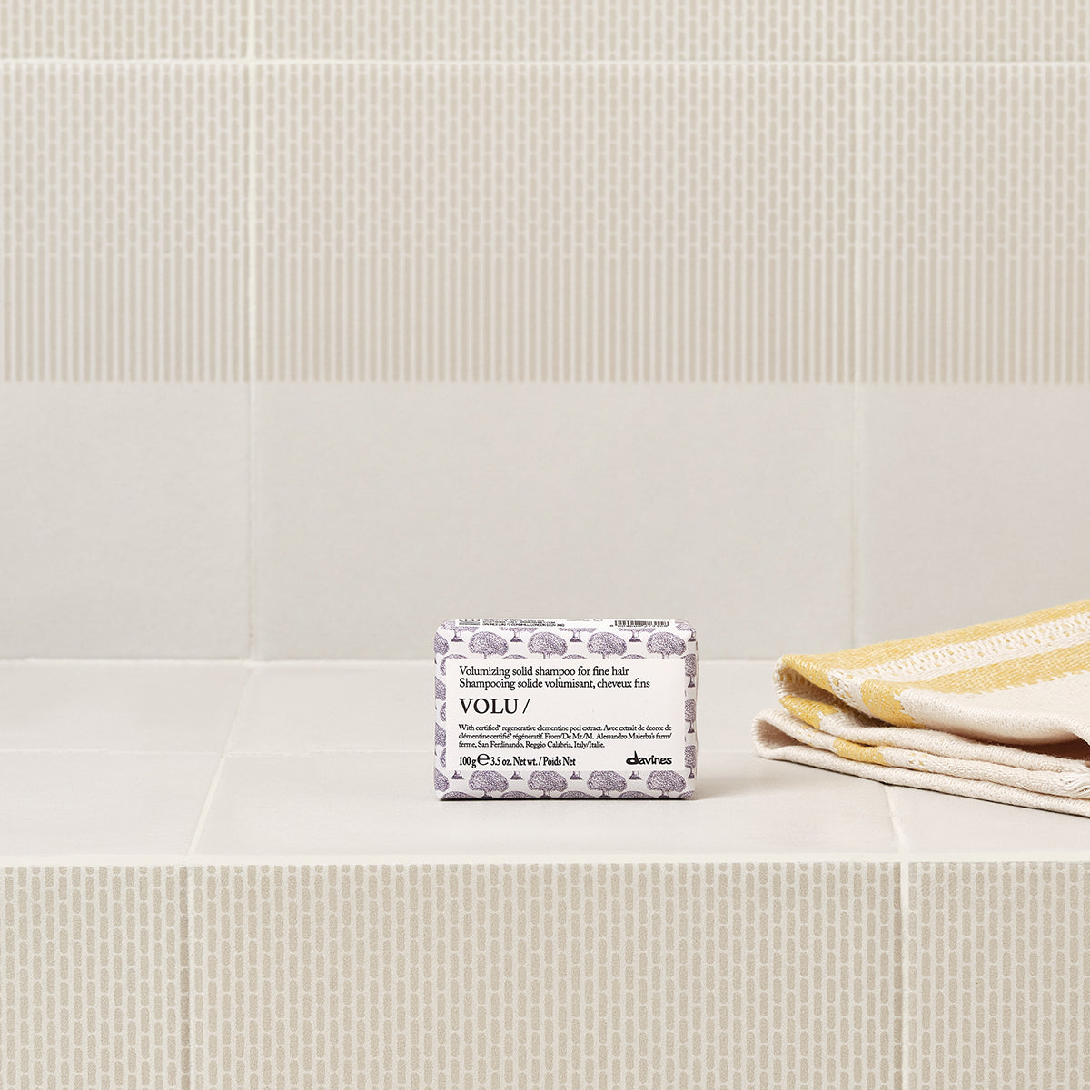 Davines France VOLU Solid Shampoo - Découvrez ce shampoing solide pour cheveux fins qui apporte volume et légèreté. Une formule naturelle enrichie en extrait d'écorce de clémentine qui sublime votre chevelure délicate avec douceur