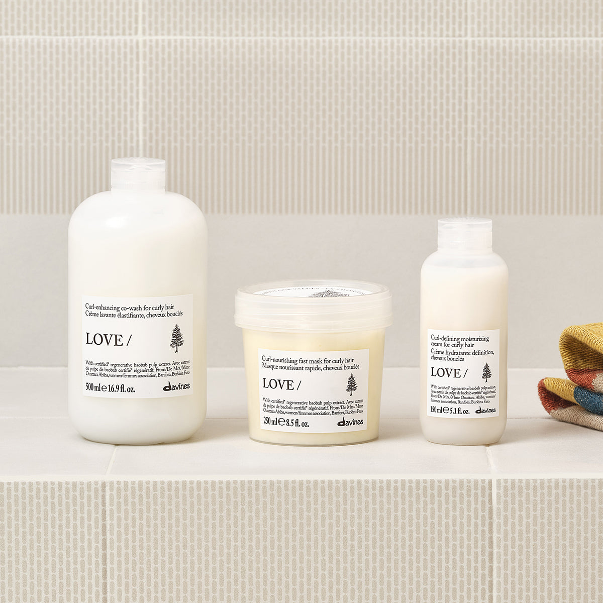 Davines France LOVE CURL Co-wash - Co-wash anti-frisottis pour cheveux bouclés qui hydrate et nourrit vos boucles avec douceur. Texture crémeuse et onctueuse, parfum aux notes de figue, citron vert et pamplemousse