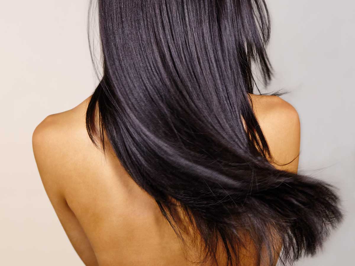 Cheveux maltraités ou ternes ? Essayez un traitement en salon pour renforcer la brillance.