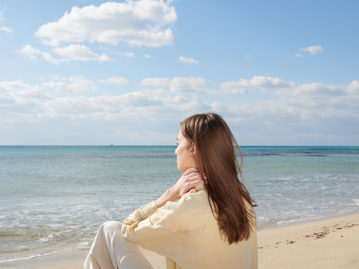 Comment et pourquoi protéger ses cheveux du soleil ? conseils et astuces, soins et produits capillaires, davines france