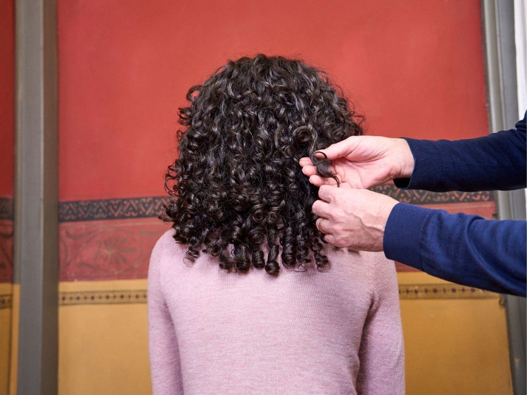 Cheveux bouclés abîmés : 6 étapes pour retrouver des boucles souples et définies