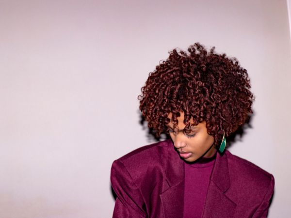 Couleurs de cheveux et soins capillaires d’automne à adopter pour la saison