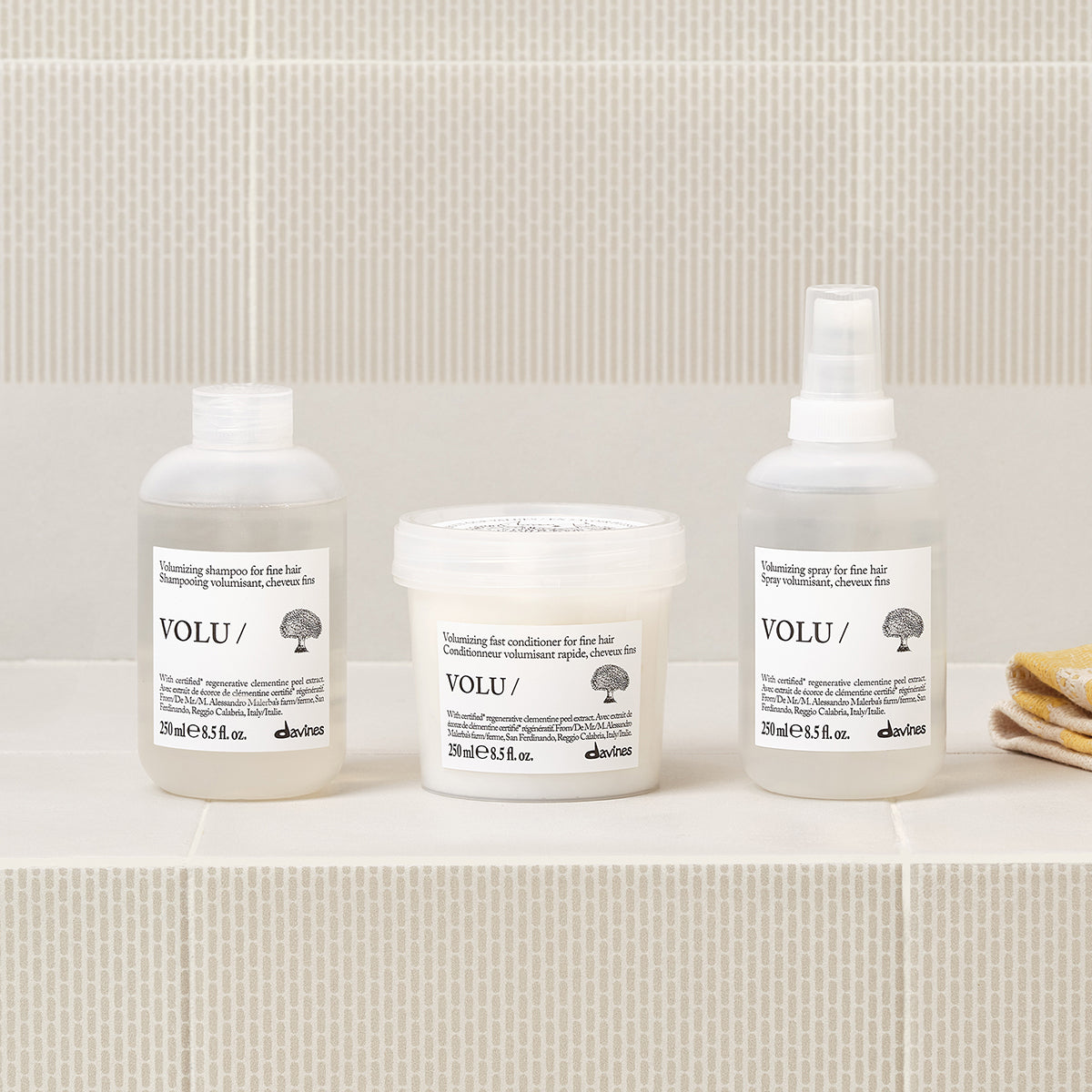 
Davines France VOLU Hair Mist - Ce spray texturisant offre une tenue légère et naturelle tout en apportant corps et mouvement à votre chevelure, sans l'alourdir