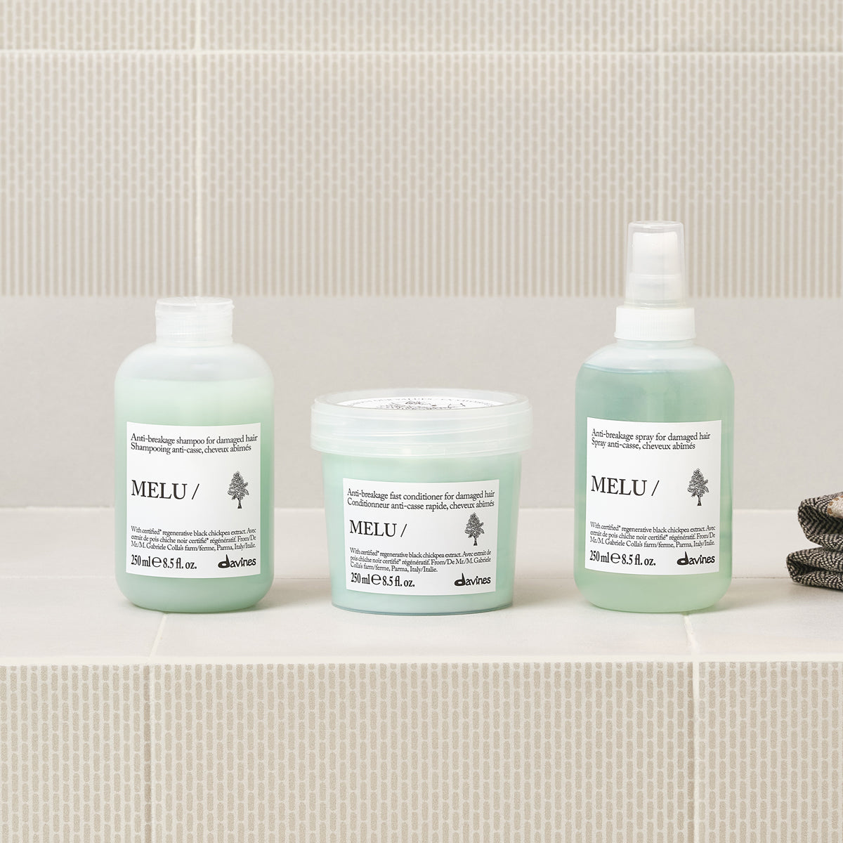 
Davines France MELU Spray - Offrez à vos cheveux une protection de chaleur pour cheveux abîmés. Ce spray protecteur préserve votre chevelure des agressions thermiques et prévient la casse