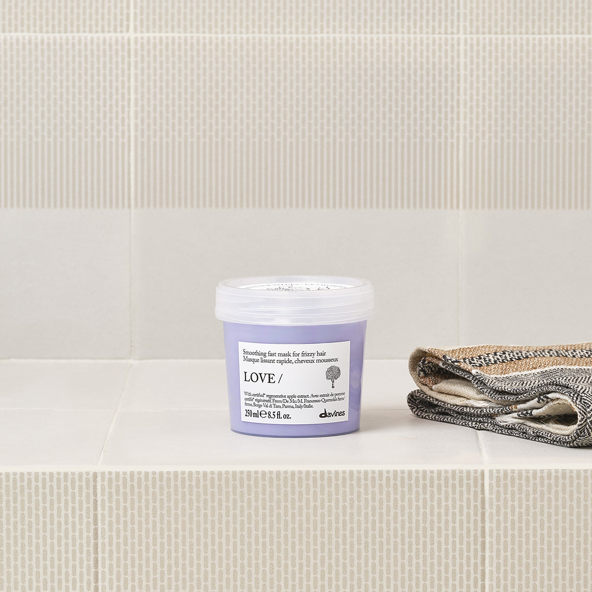 
Davines France LOVE SMOOTHING Mask - Masque lissant pour les cheveux express qui discipline les frisottis et révèle une douceur soyeuse en 5 minutes seulement