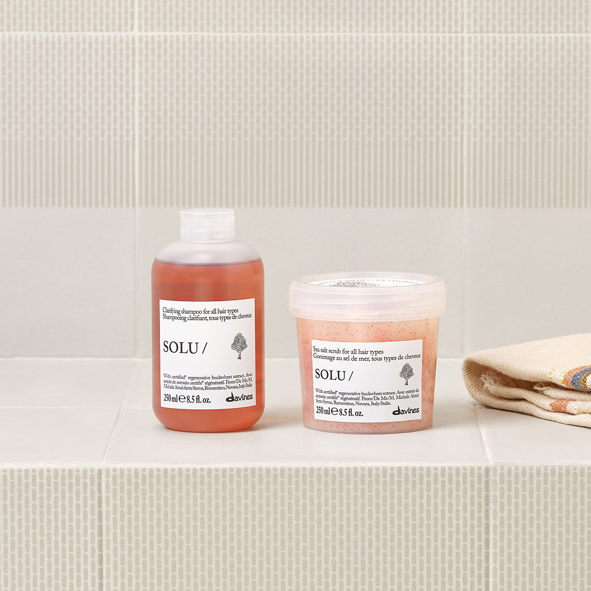 
Davines France SOLU Sea Salt Scrub - Découvrez notre gommage pour le cuir chevelu au sel marin qui purifie en douceur, élimine les impuretés et revitalise intensément les racines