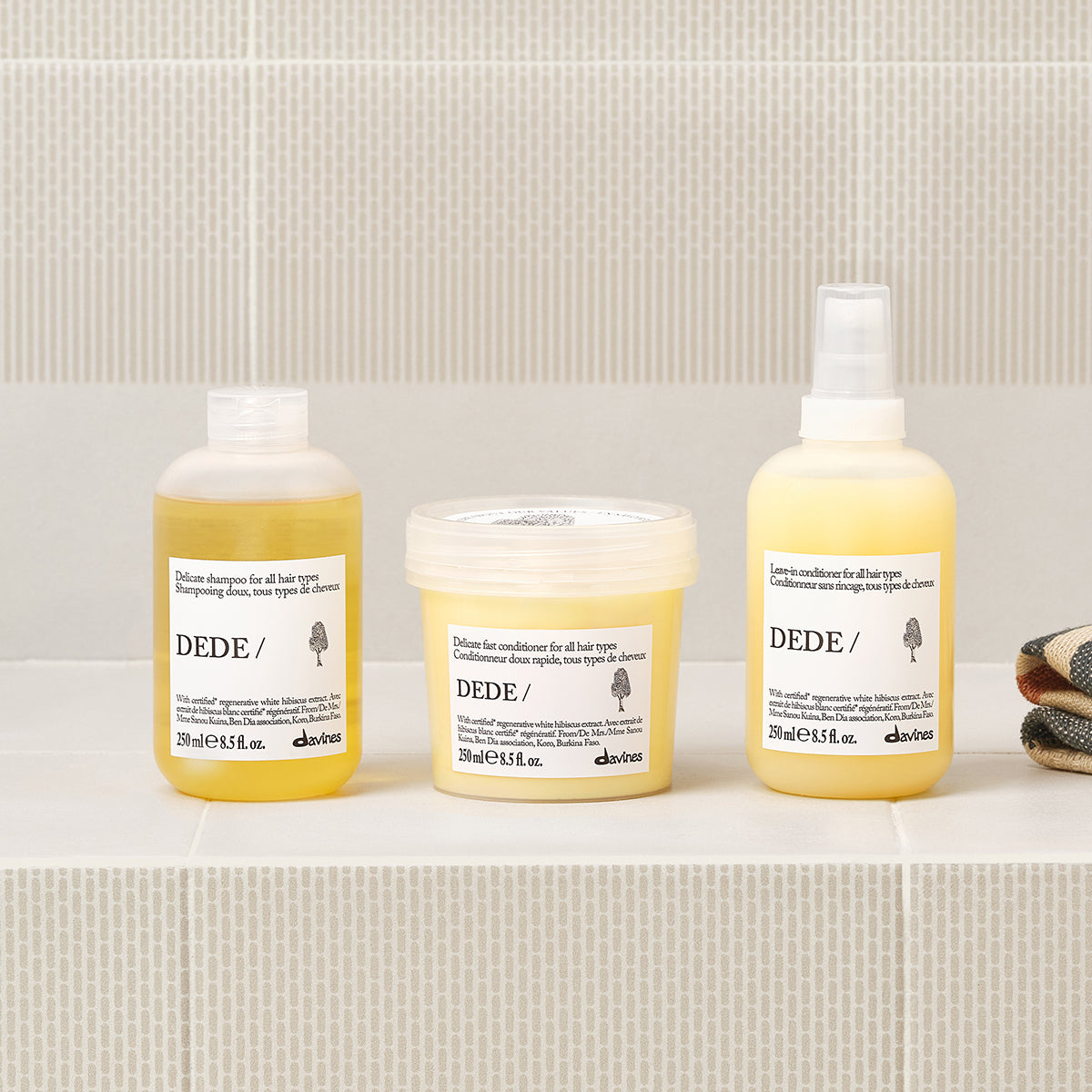 
Davines France DEDE Shampoo - Ce shampoing doux nettoie délicatement tous les types de cheveux. Une formule respectueuse enrichie en extrait d'hibiscus blanc qui préserve l'équilibre naturel du cuir chevelu
