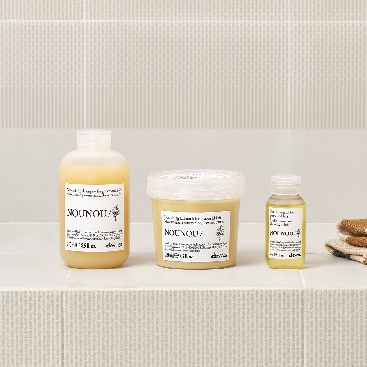 
Davines France NOUNOU Mask - Découvrez ce masque nourrissant qui transforme les cheveux secs et abîmés en chevelure soyeuse, grâce à sa formule riche en extrait de lupin Regenerative Organic Certified™