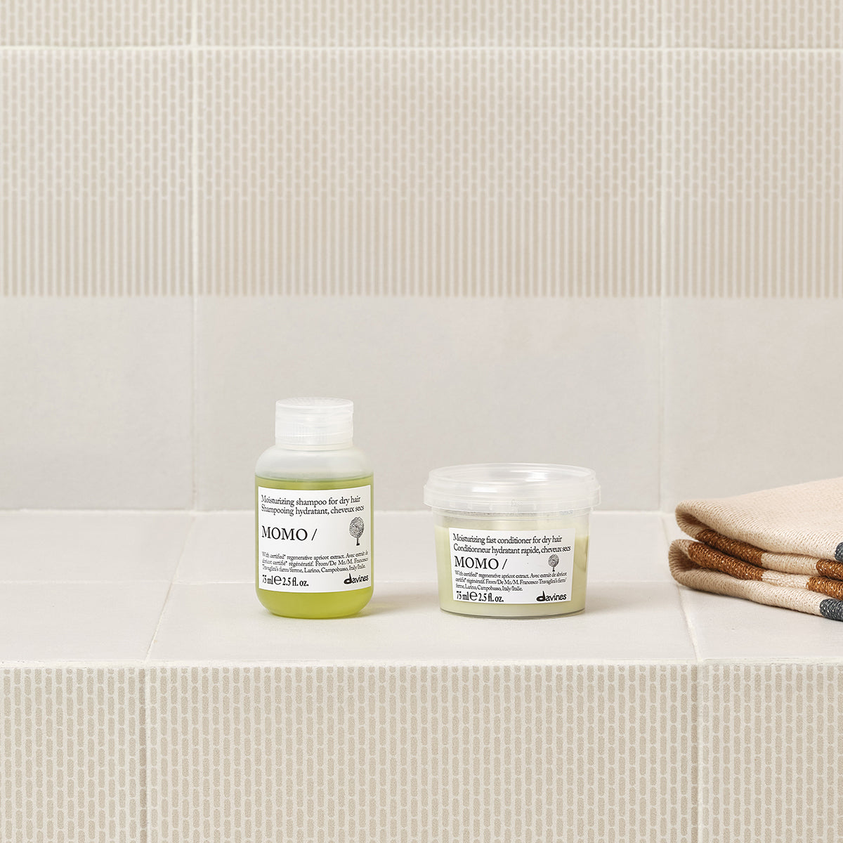 
Davines France MOMO Shampoo - Ce shampoing hydratant pour cheveux secs nourrit intensément votre fibre capillaire grâce à l'extrait d'abricot Regenerative Organic Certified™, tout en révélant une douceur et une brillance exceptionnelles