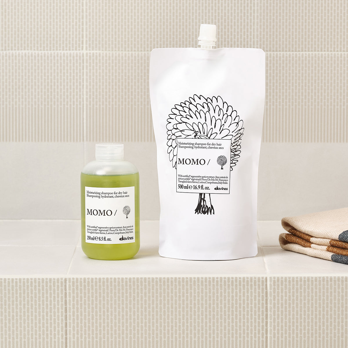
Davines France MOMO Shampoo - Ce shampoing hydratant pour cheveux secs nourrit intensément votre fibre capillaire grâce à l'extrait d'abricot Regenerative Organic Certified™, tout en révélant une douceur et une brillance exceptionnelles
