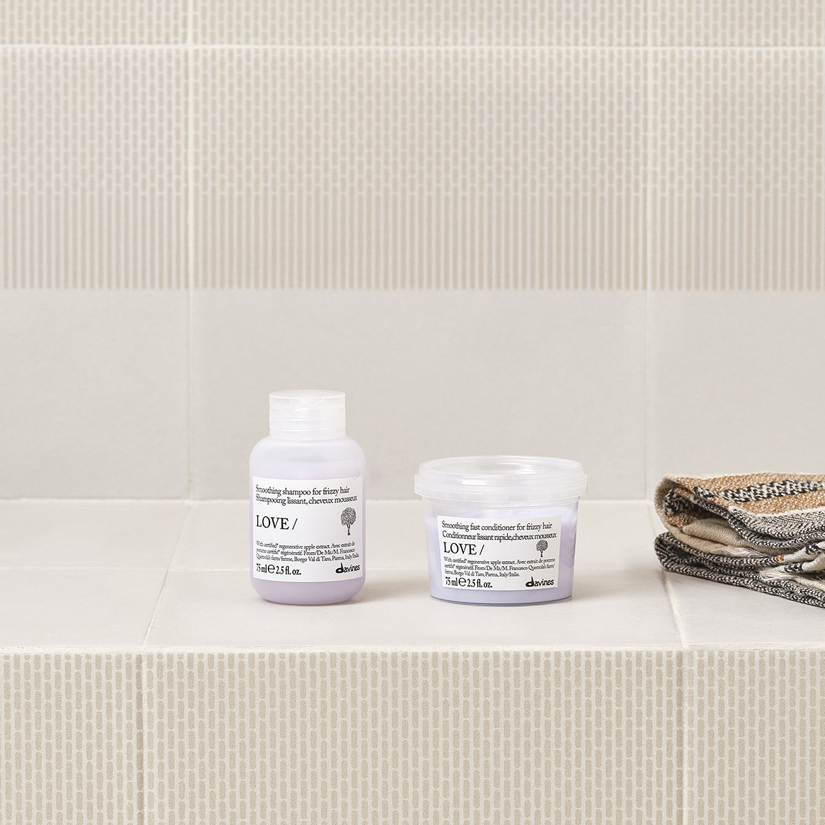 
Davines France LOVE SMOOTHING Shampoo - Le shampoing pour cheveux lisses qui préserve la beauté naturelle de votre lissage. Pour une chevelure soyeuse, lumineuse et parfaitement maîtrisée au quotidien