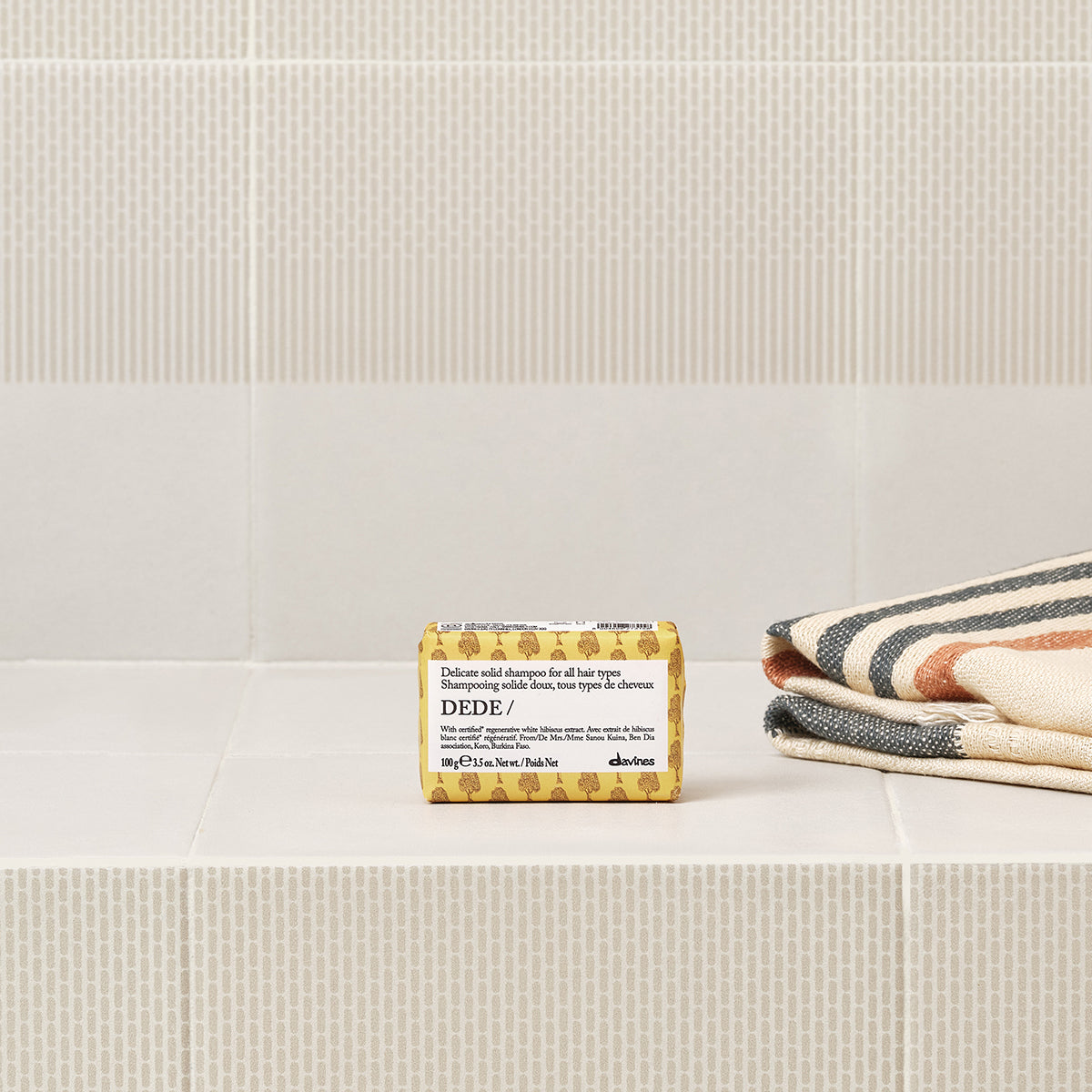 
Davines France DEDE Solid Shampoo - Découvrez notre shampoing solide doux, une formule délicate qui prend soin de tous les types de cheveux avec tendresse et respect