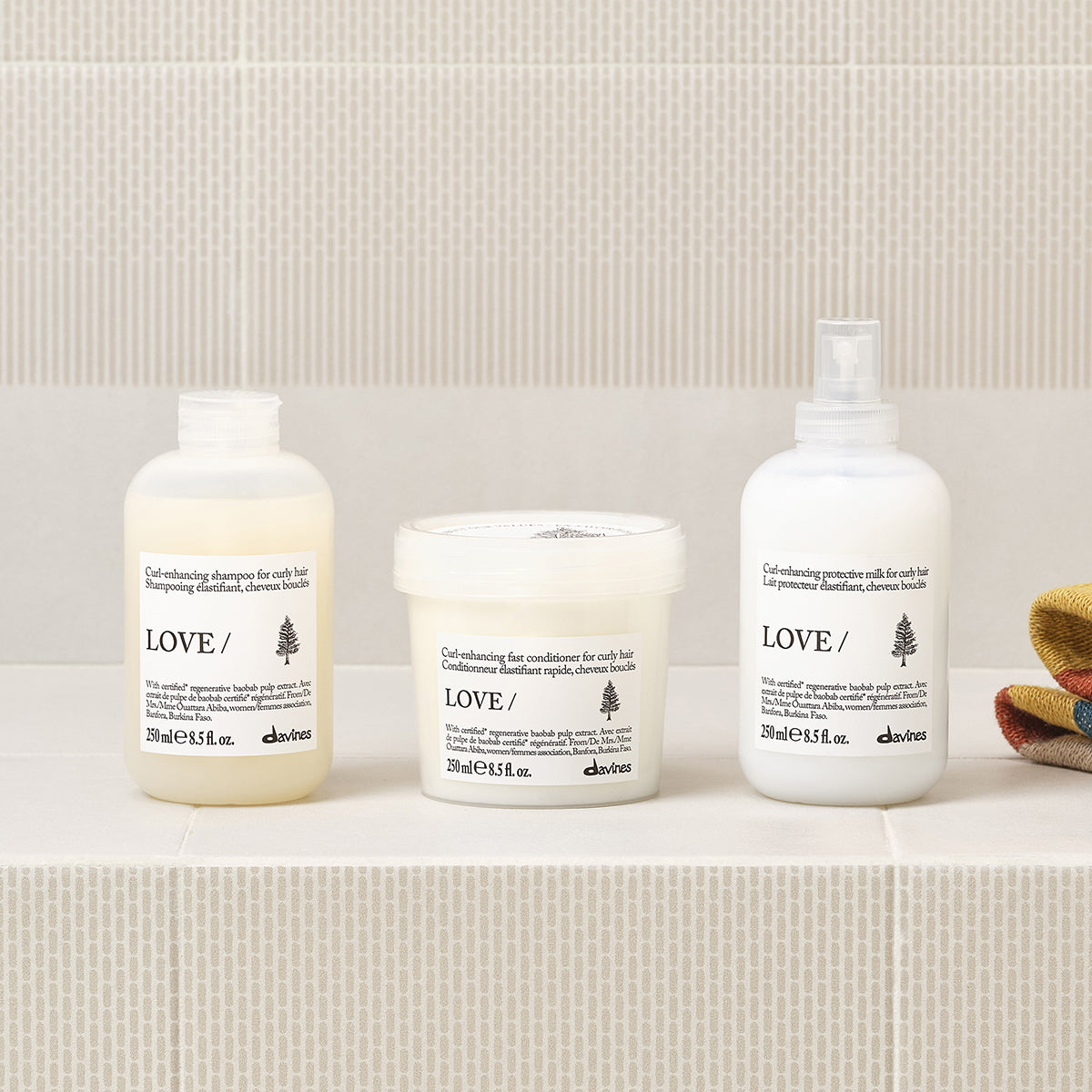 
Davines France LOVE CURL Conditioner - Cet après-shampooing pour cheveux bouclés sublime vos boucles en un instant grâce à l'extrait de pulpe de baobab, pour une chevelure rebondie, définie et naturellement éclatante.