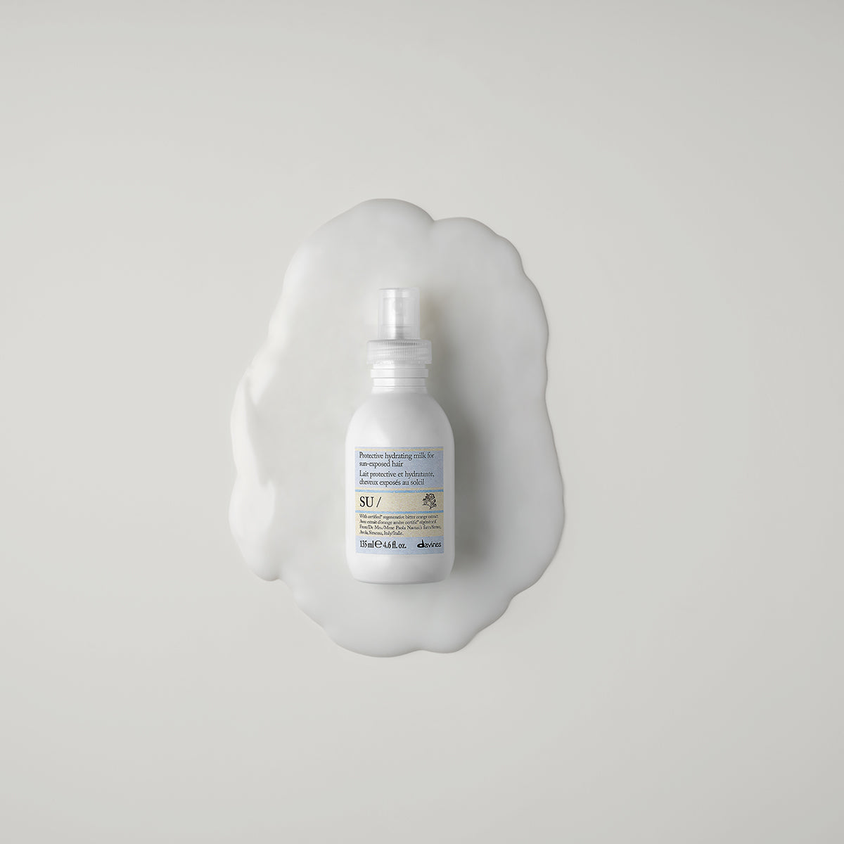 
Davines France SU Hair Milk - Découvrez notre spray solaire pour cheveux qui protège efficacement votre chevelure des rayons UV tout en préservant sa beauté naturelle et son éclat