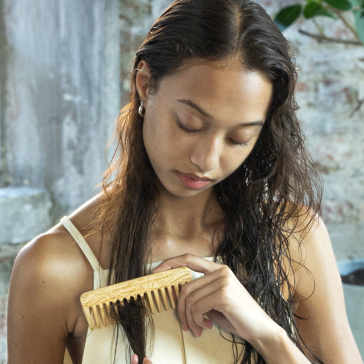 
Davines France This is a Comb - Peigne démêlant artisanal à dents larges